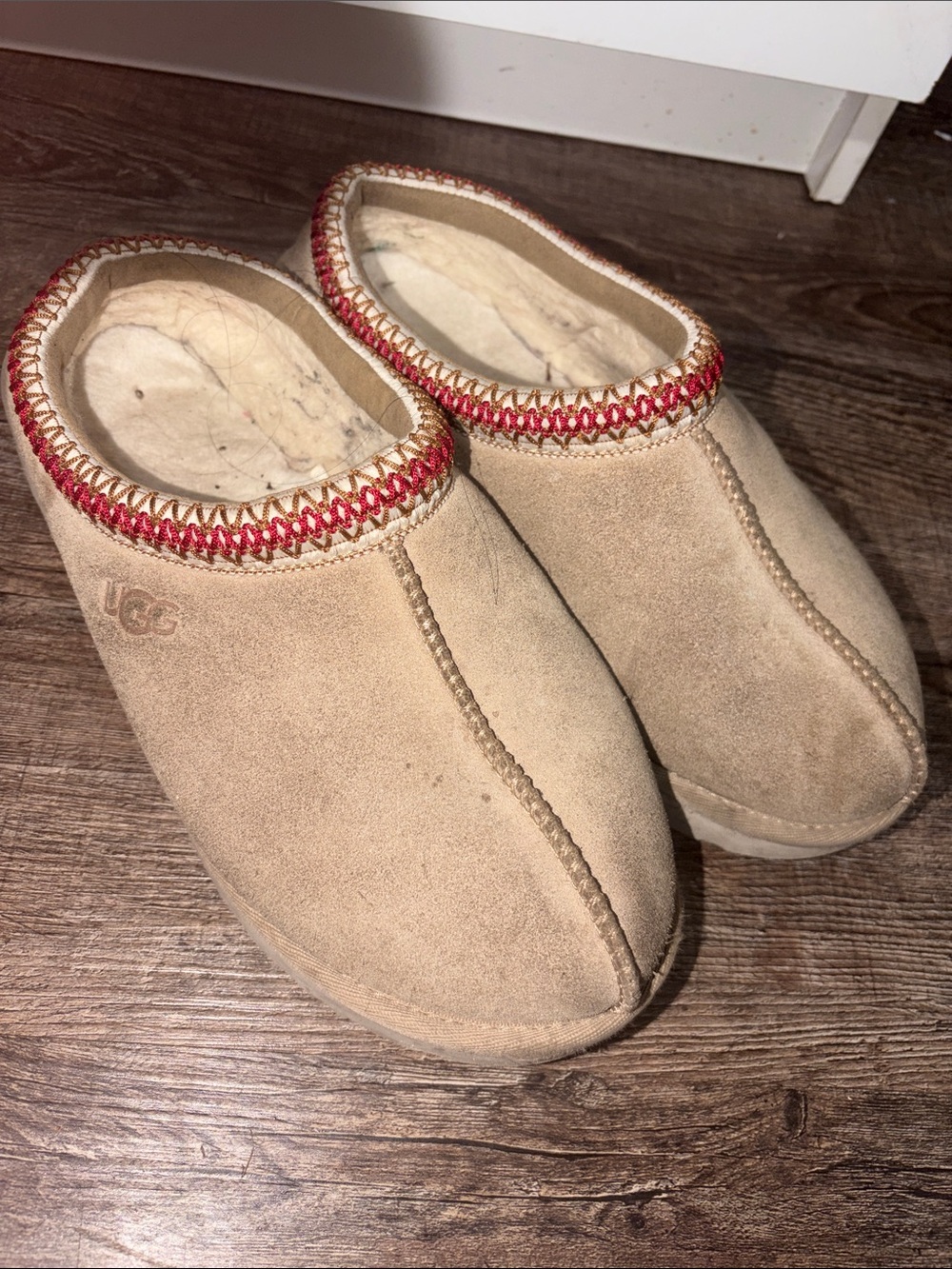 UGG Womens Slip-On Shearling Lined Slippers in Chestnut with Red Trim